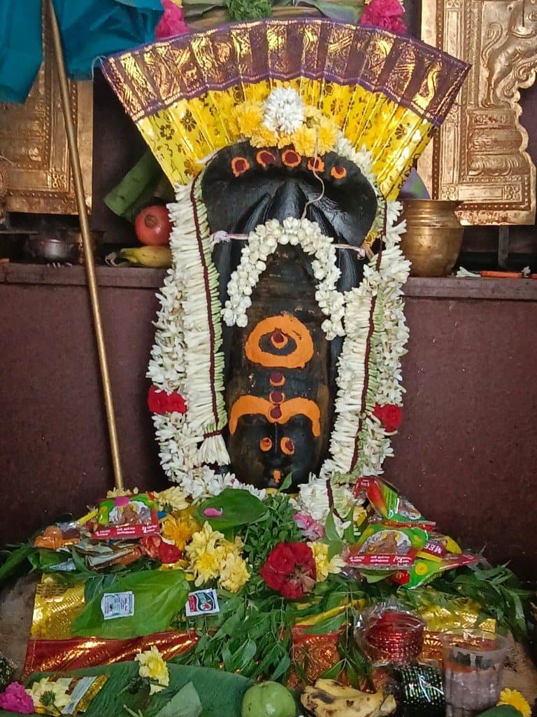 மலர் மாலையுடன் பூஜை விக்கிரகம்