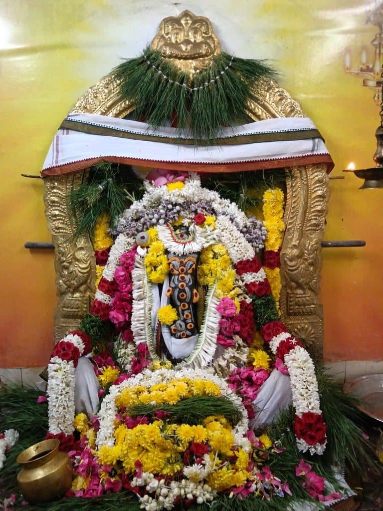 மலர் அலங்காரத்தில் பூஜை விக்கிரகம்